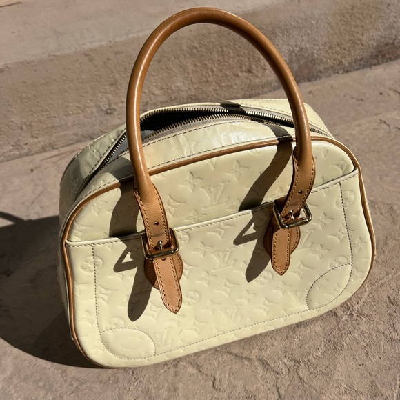 Louis Vuitton ‘Summit Drive Monogram Vernis’ handbag in Perle Buttercream - Picture 5 of 14